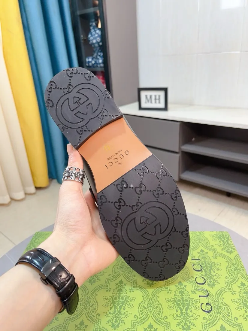 Men's shoes 💰500🌹🌹Niuli [GUCCI Gucci] A new style of formal men's leather shoes is coming~ The original quality upper is made of patent leather imported from Italy, the leather is soft and delicate, comfortable and soft first-layer cowhide lining, rubber wear-resistant outsole, the shoe shape is dignified and domineering, and the luxury charm cannot be concealed! The natural and free nouveau riche leads the trend. Code number: 38-44